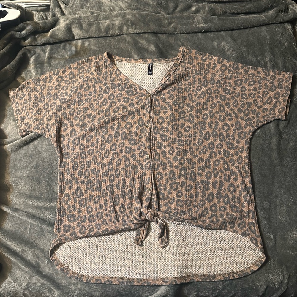 Women’s cheetah print tie top. Size 2X.